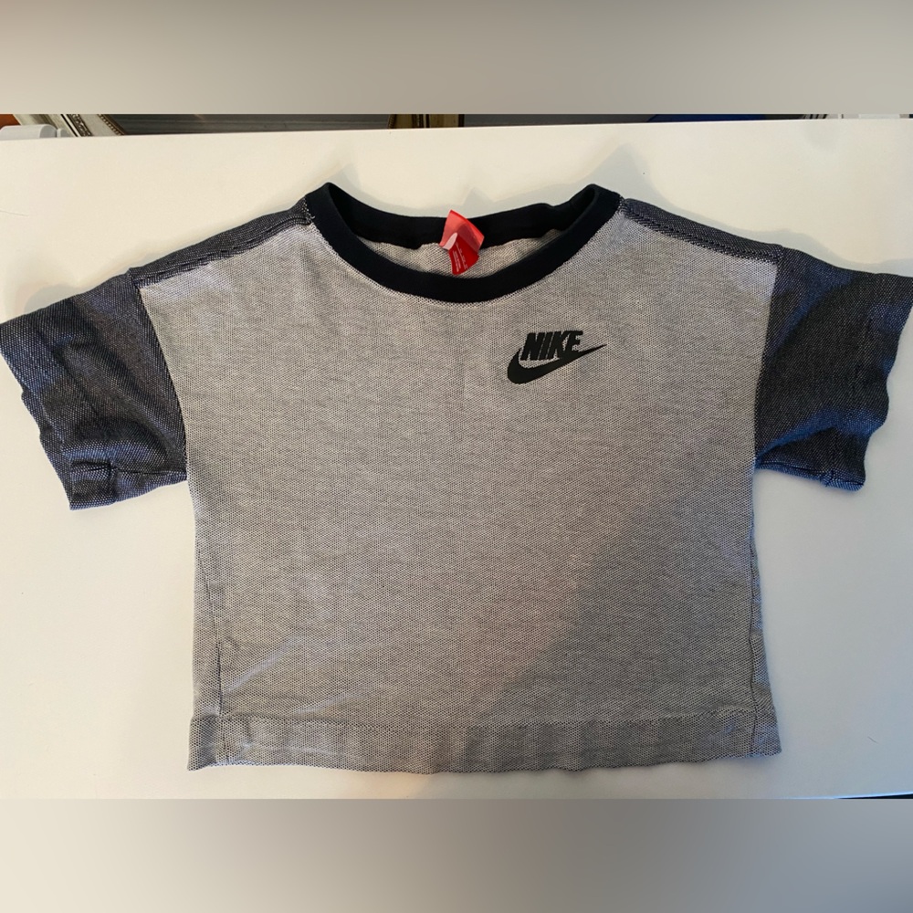 Nike Gray and Black Crop Top - Picture 2 of 4